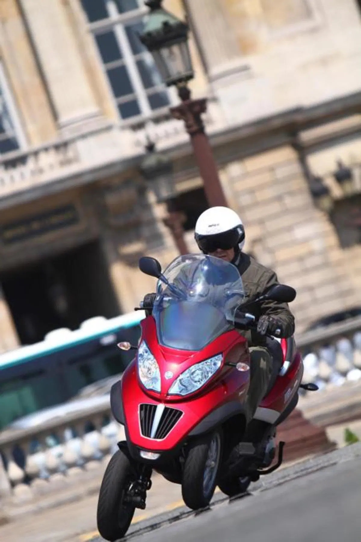 Piaggio MP3 300 i.e. e Hybrid  (12)
