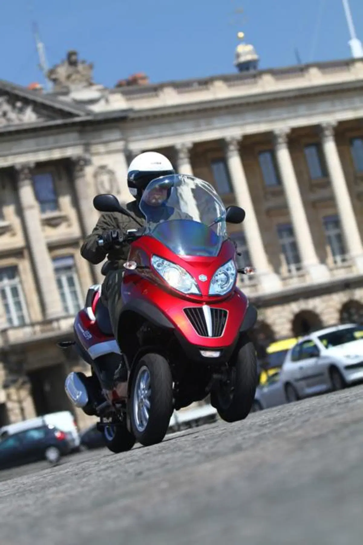 Piaggio MP3 300 i.e. e Hybrid  (13)