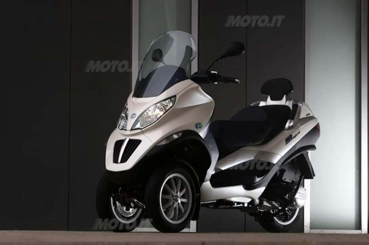 Piaggio MP3 300 i.e. e Hybrid  (24)