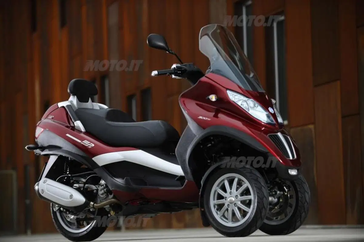 Piaggio MP3 300 i.e. e Hybrid  (26)