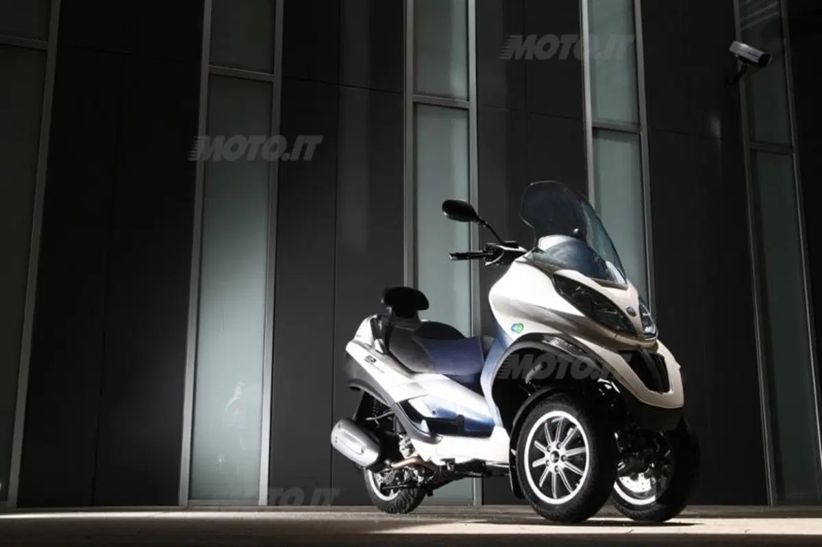 Piaggio MP3 300 i.e. e Hybrid  (27)