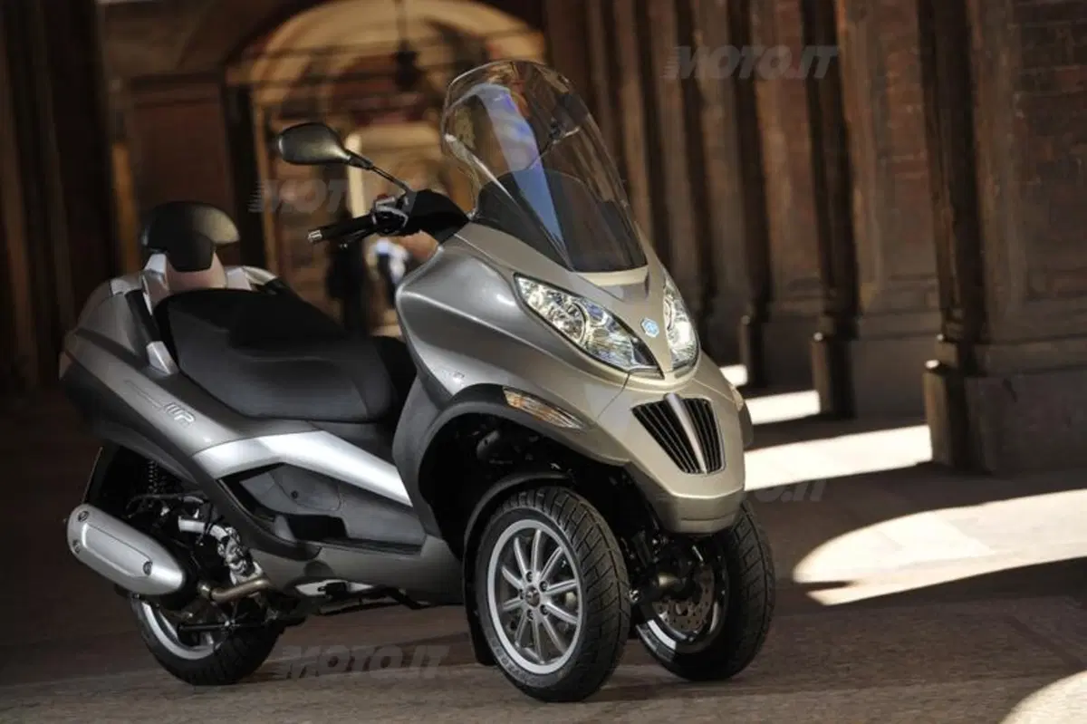 Piaggio MP3 300 i.e. e Hybrid  (29)