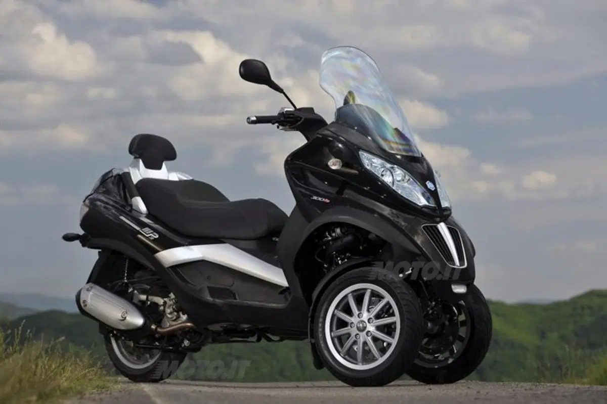 Piaggio MP3 300 i.e. e Hybrid  (30)