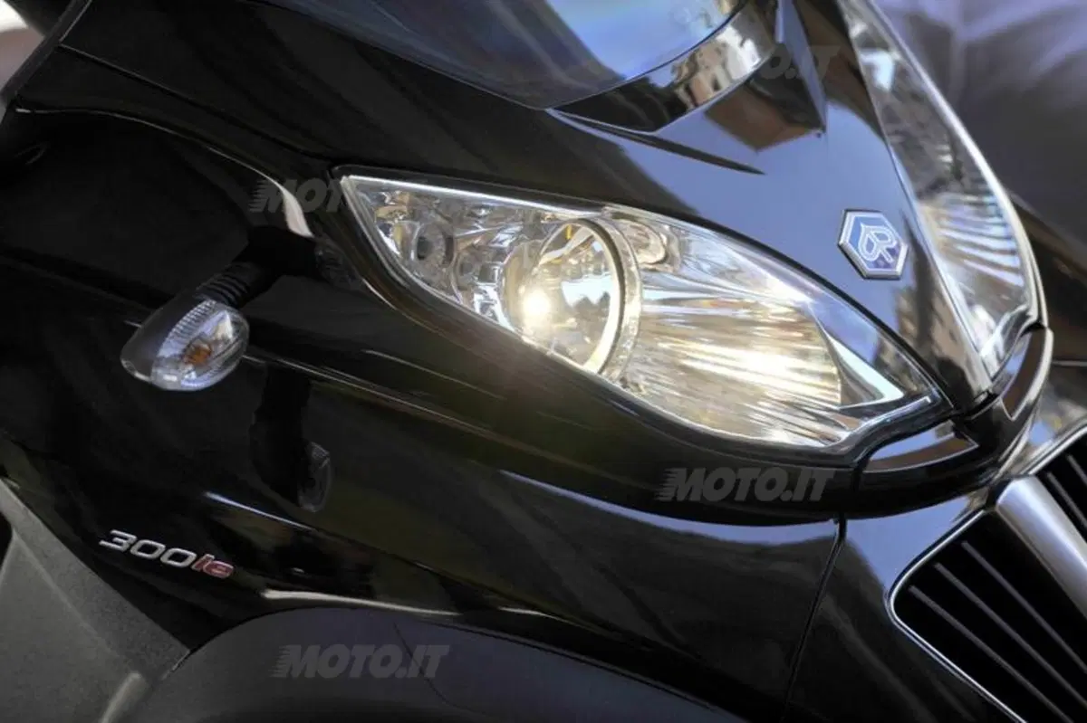 Piaggio MP3 300 i.e. e Hybrid  (31)