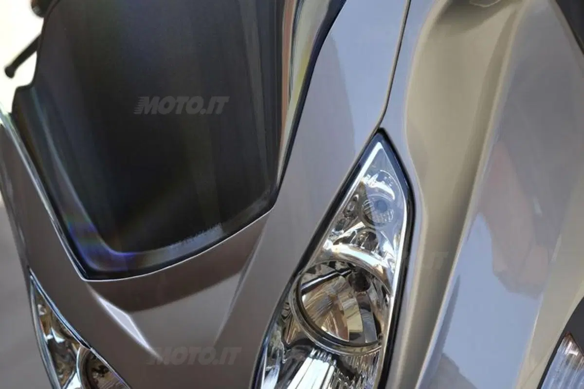 Piaggio MP3 300 i.e. e Hybrid  (32)