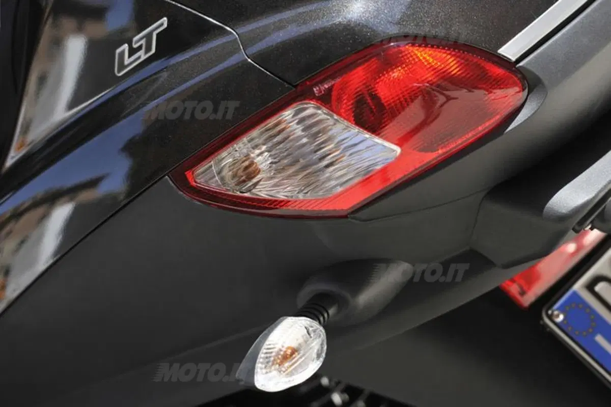 Piaggio MP3 300 i.e. e Hybrid  (33)