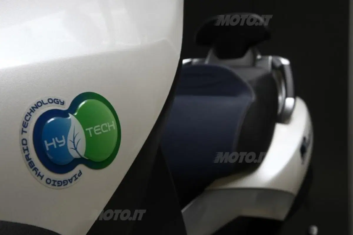 Piaggio MP3 300 i.e. e Hybrid  (34)
