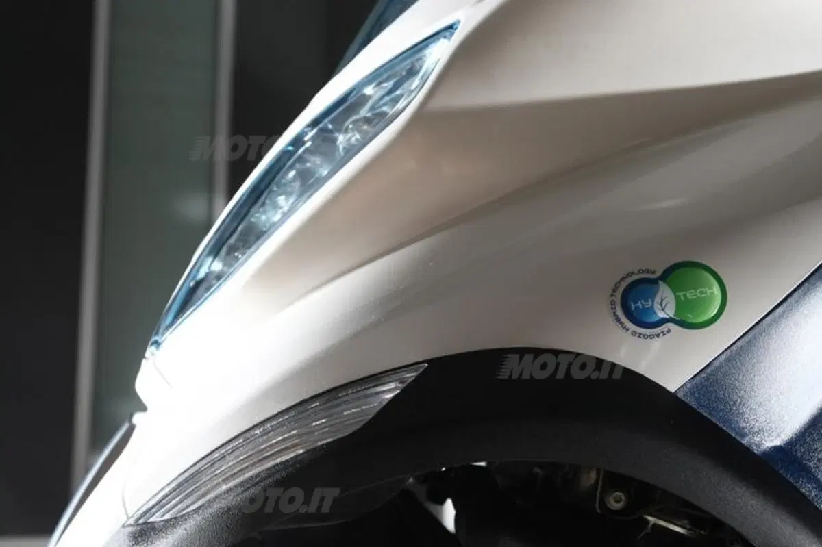 Piaggio MP3 300 i.e. e Hybrid  (37)