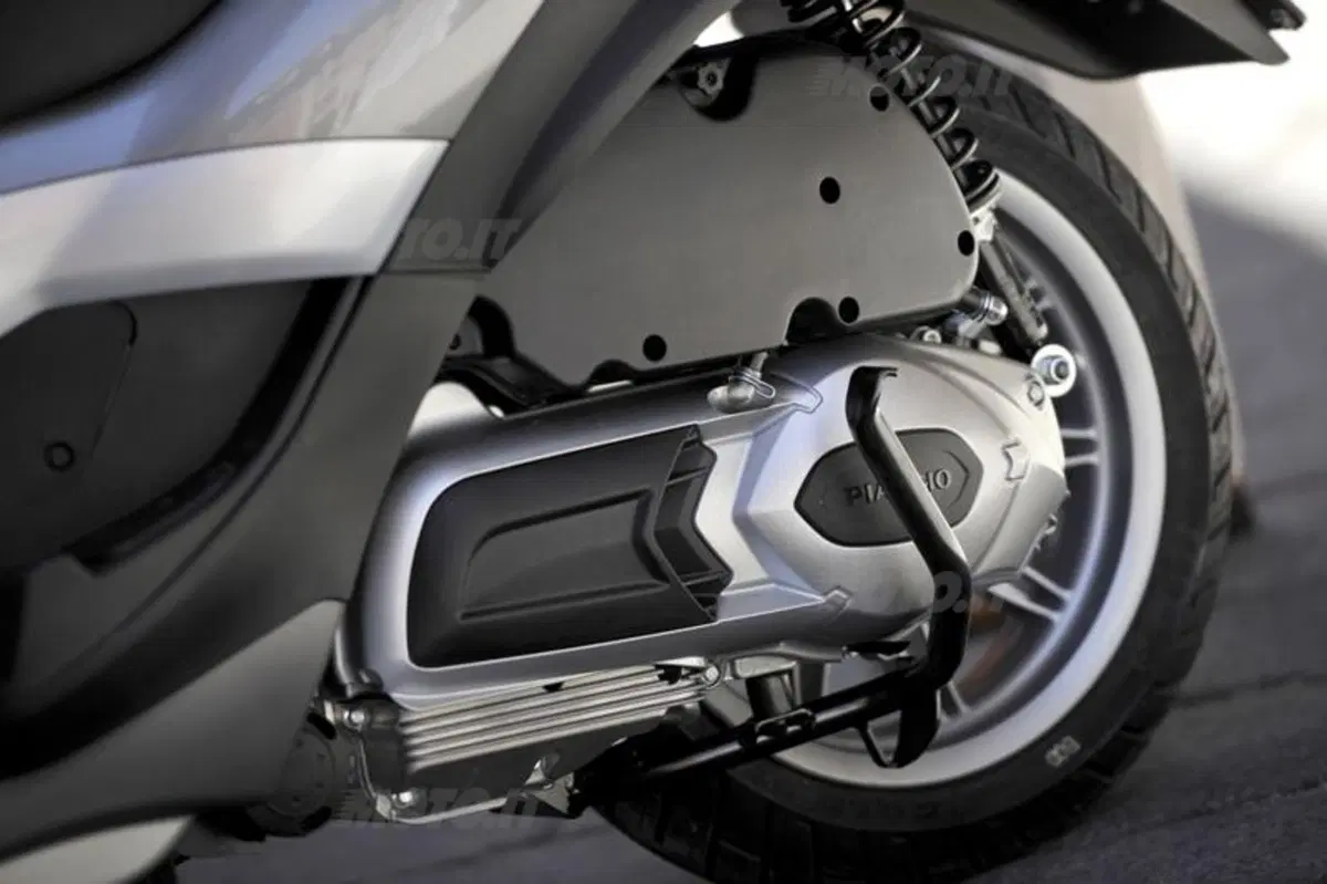 Piaggio MP3 300 i.e. e Hybrid  (40)