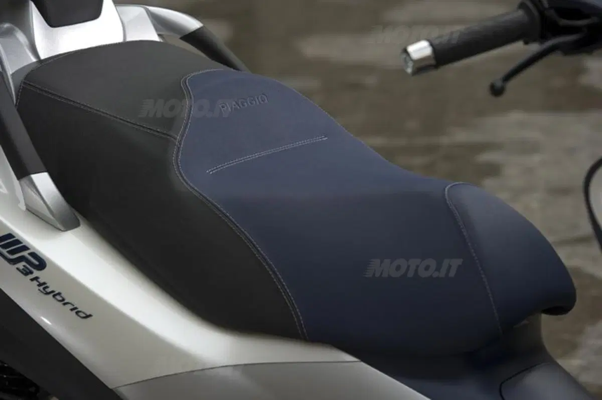 Piaggio MP3 300 i.e. e Hybrid  (41)