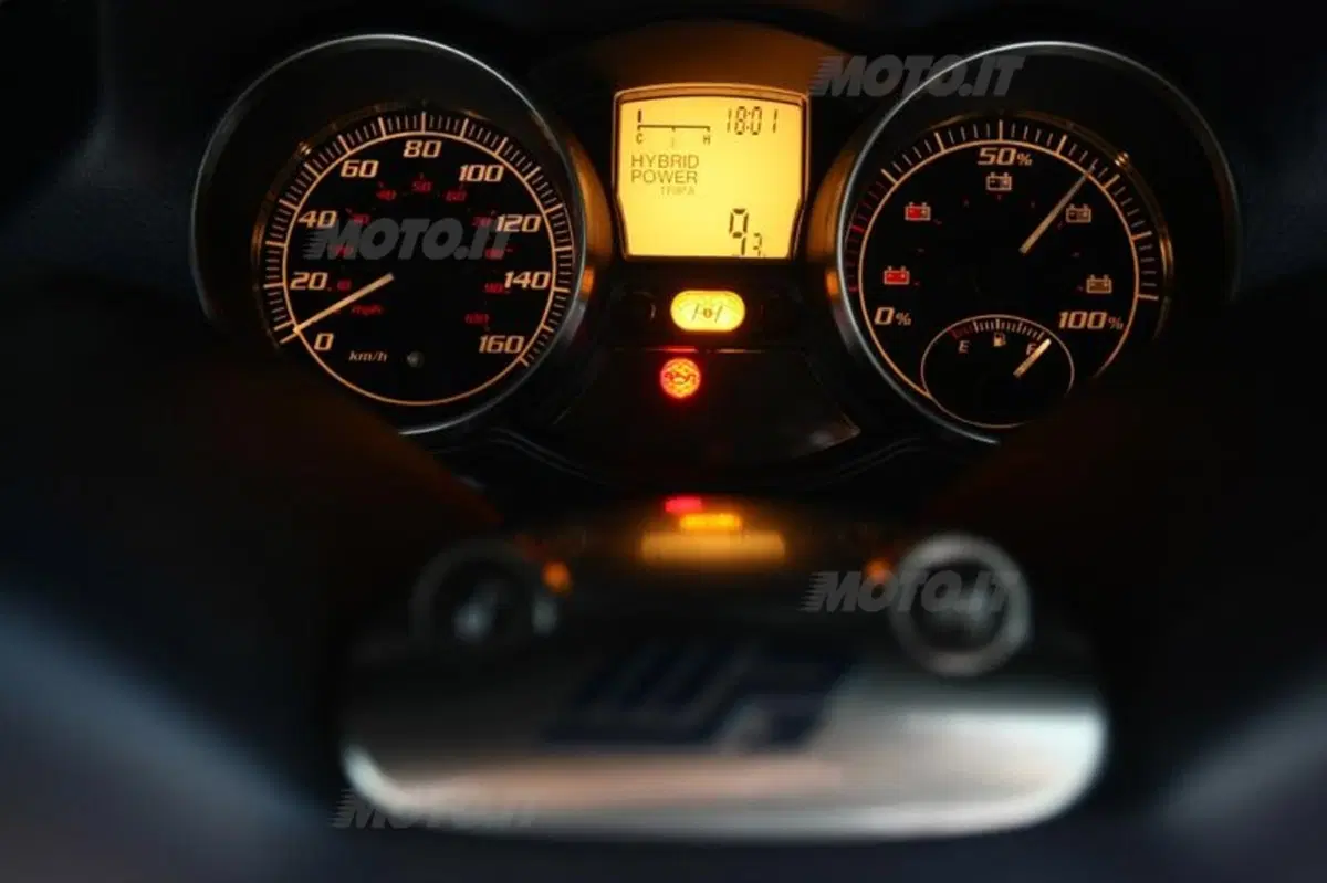 Piaggio MP3 300 i.e. e Hybrid  (42)