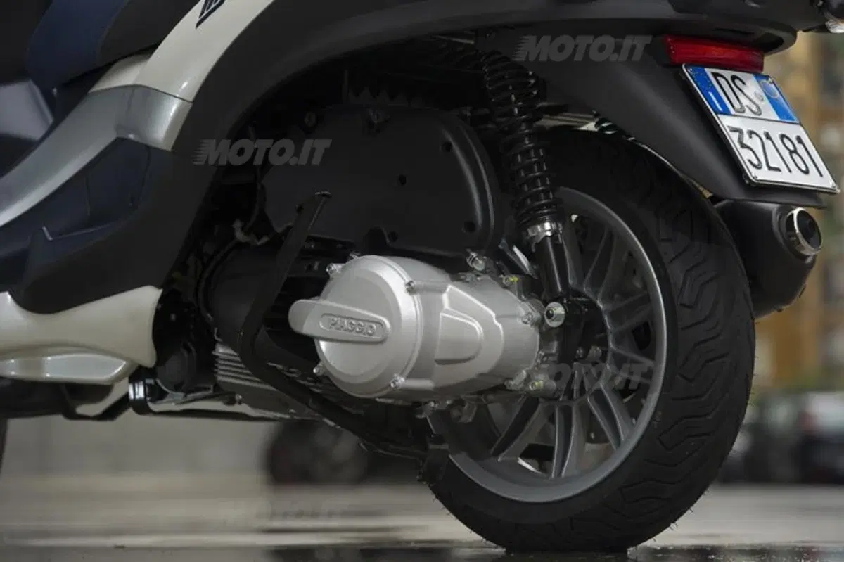 Piaggio MP3 300 i.e. e Hybrid  (43)