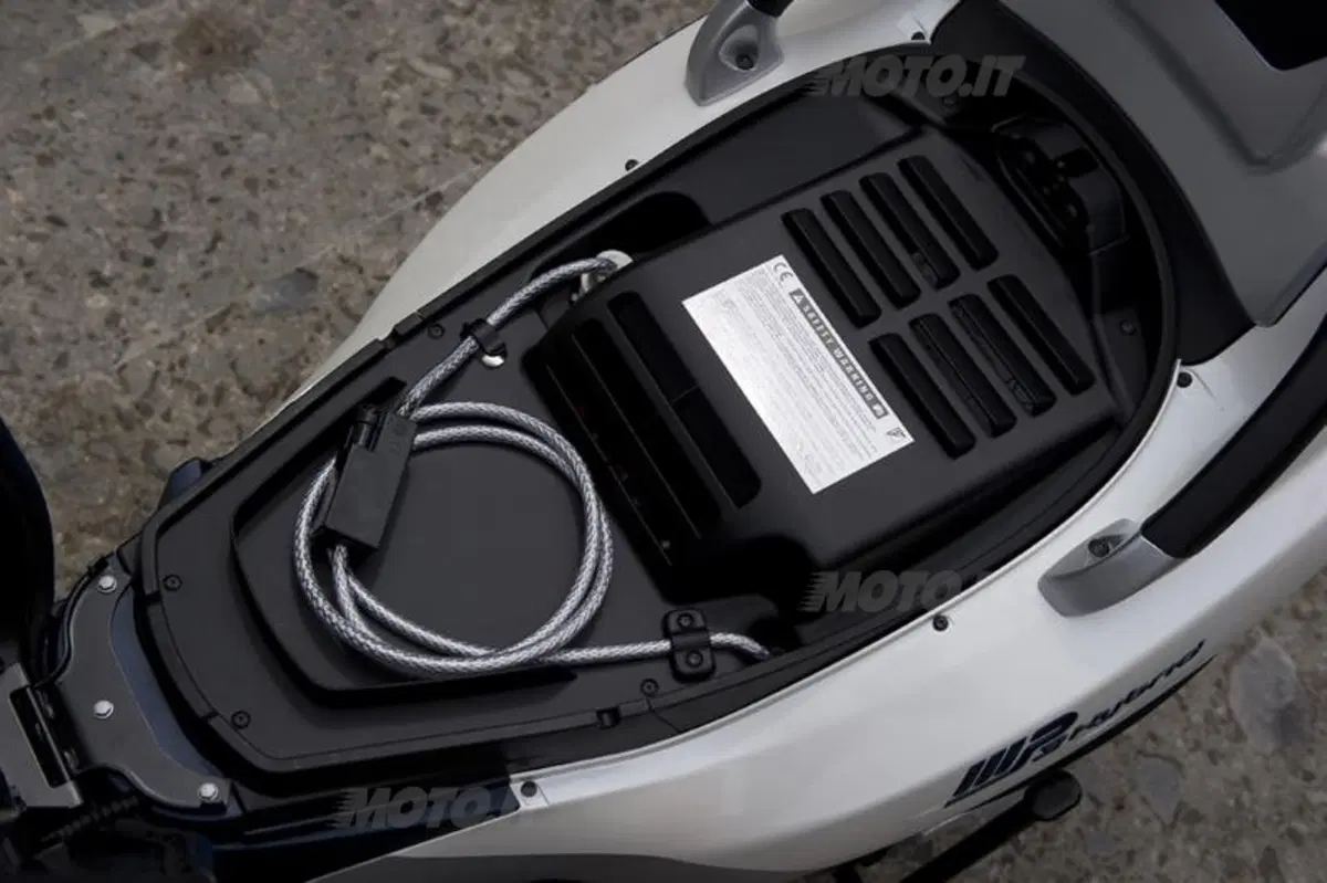 Piaggio MP3 300 i.e. e Hybrid  (44)