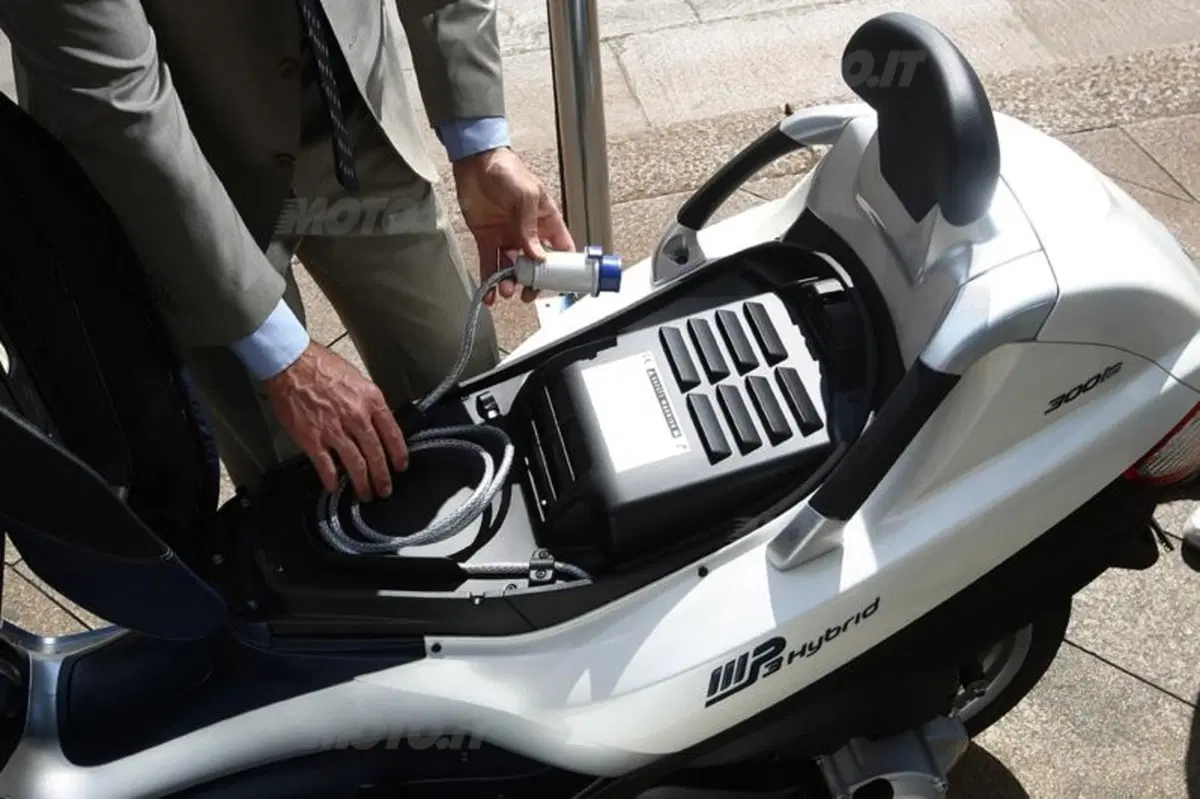 Piaggio MP3 300 i.e. e Hybrid  (46)