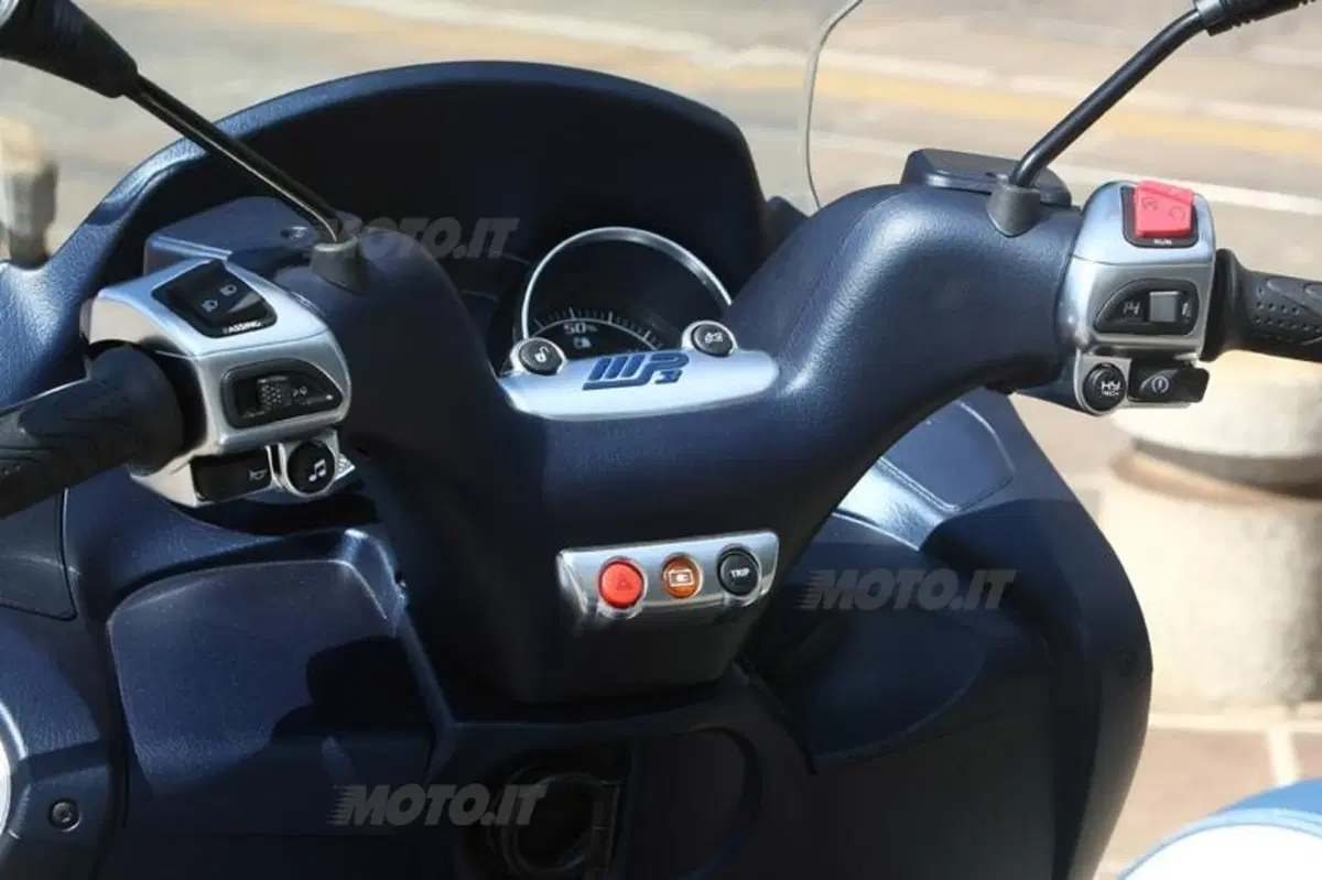 Piaggio MP3 300 i.e. e Hybrid  (47)
