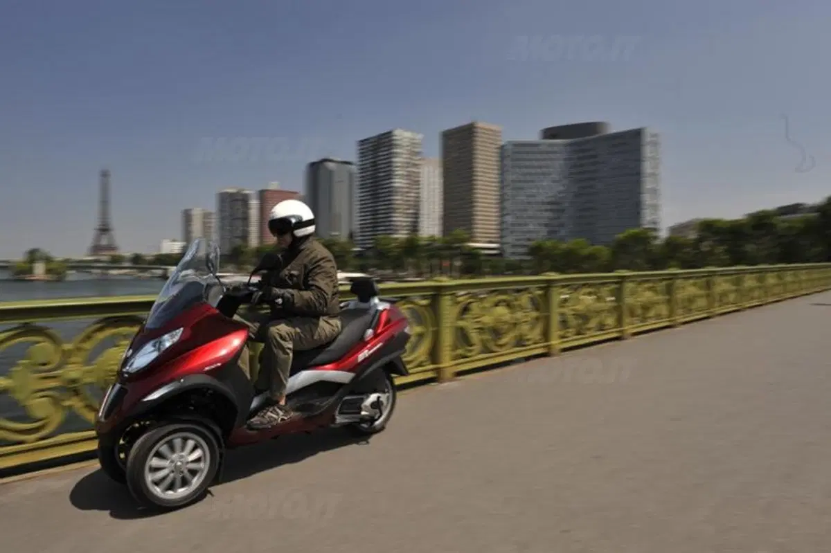 Piaggio MP3 300 i.e. e Hybrid  (50)