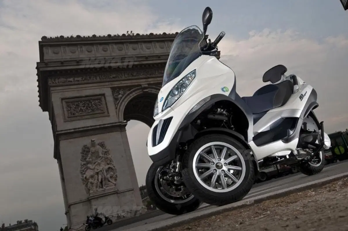 Piaggio MP3 300 i.e. e Hybrid  (51)