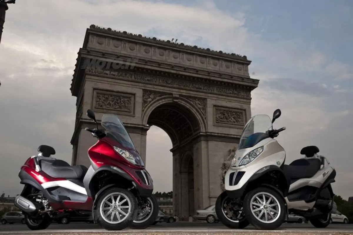 Piaggio MP3 300 i.e. e Hybrid  (52)