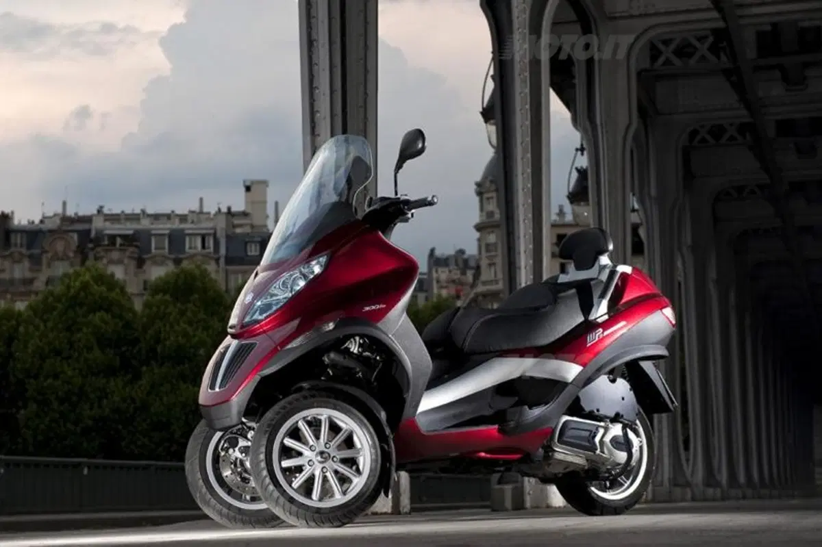 Piaggio MP3 300 i.e. e Hybrid  (54)