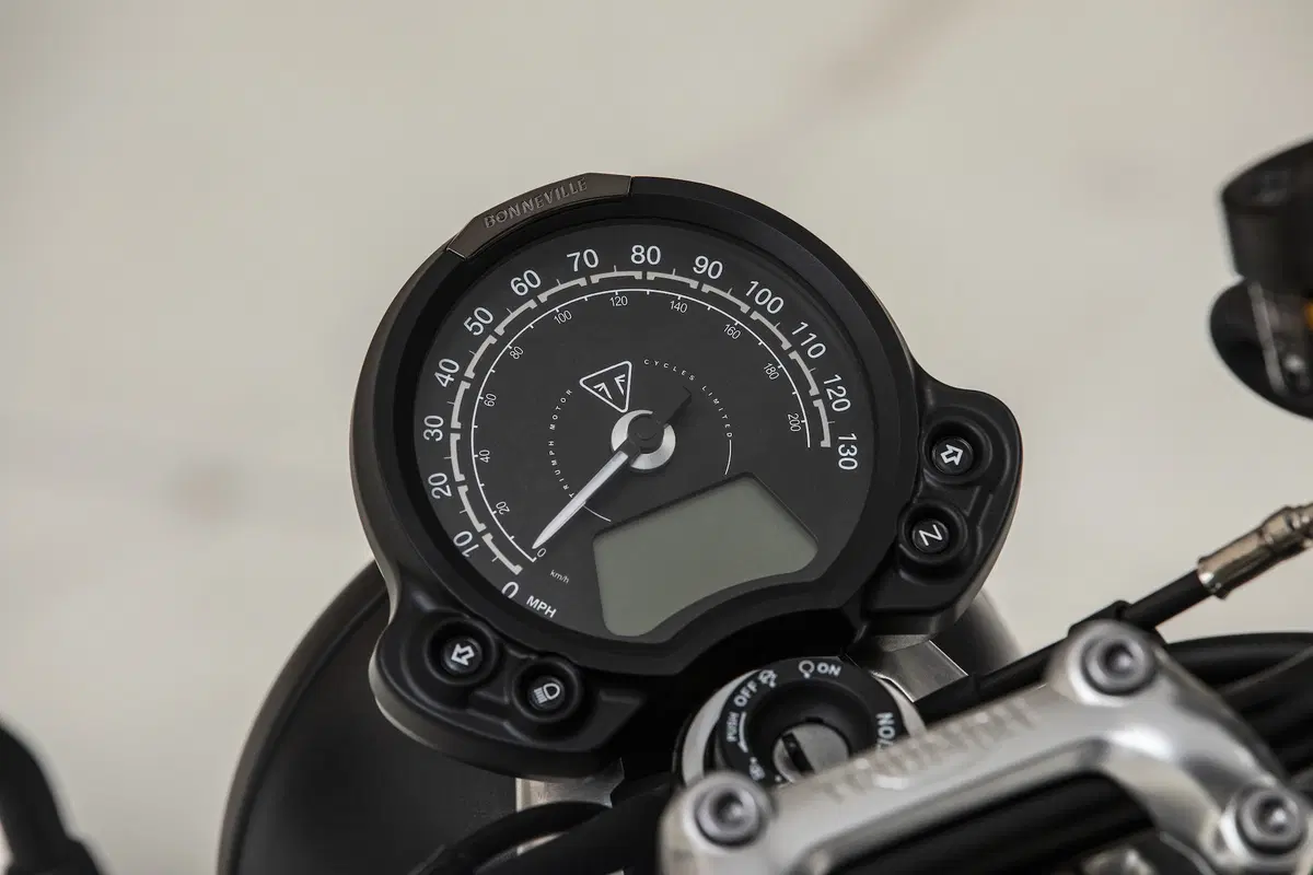 Triumph Bonneville Street Twin 2019 a Intermot 2018: foto e dati (8)