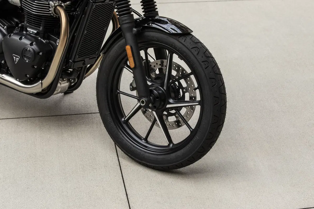 Triumph Bonneville Street Twin 2019 a Intermot 2018: foto e dati (7)