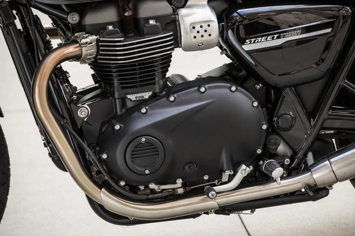 Triumph Bonneville Street Twin 2019 a Intermot 2018: foto e dati (13)