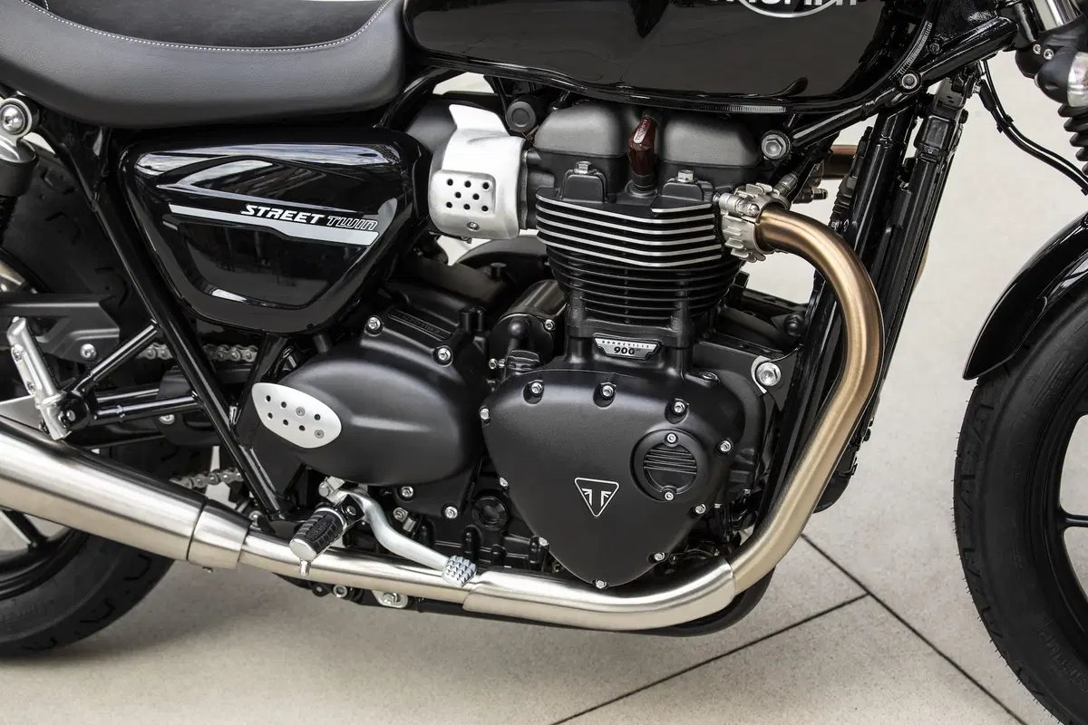 Triumph Bonneville Street Twin 2019 a Intermot 2018: foto e dati (14)