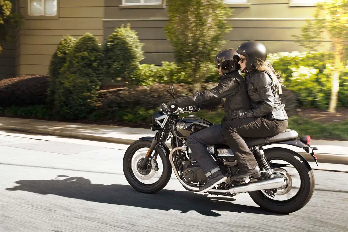 Triumph Bonneville Street Twin 2019 a Intermot 2018: foto e dati (20)
