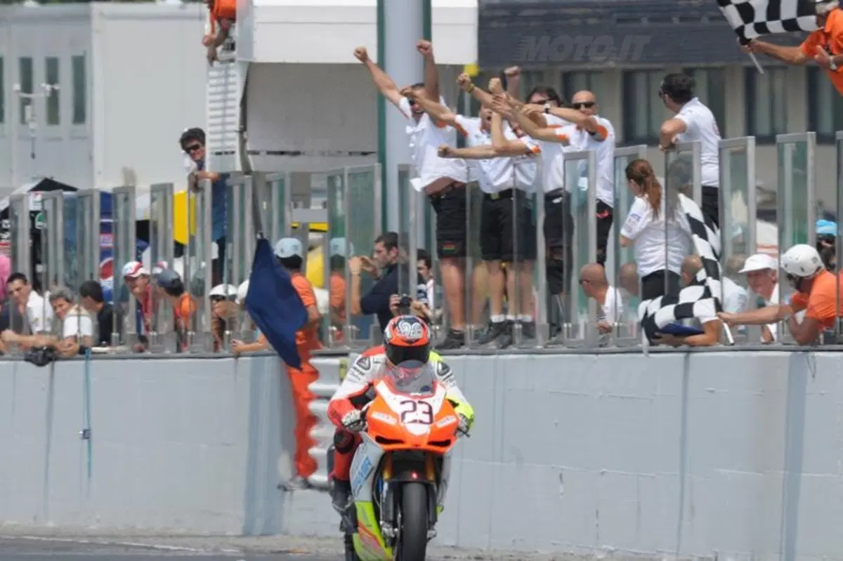 CIV. Sandi porta al successo l'Aprilia RSV4 a Misano