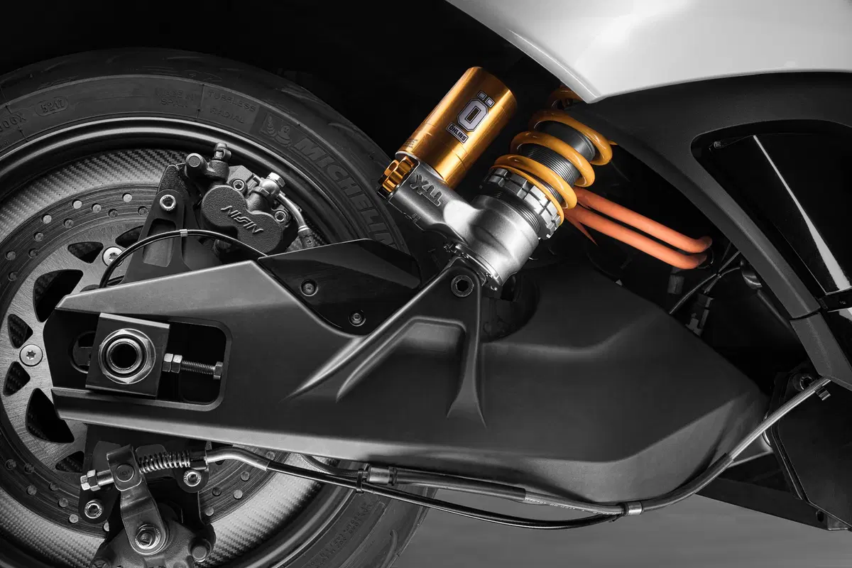 Peugeot concept e-Metropolis, uno scooter 3 ruote per i 120 anni del marchio (3)
