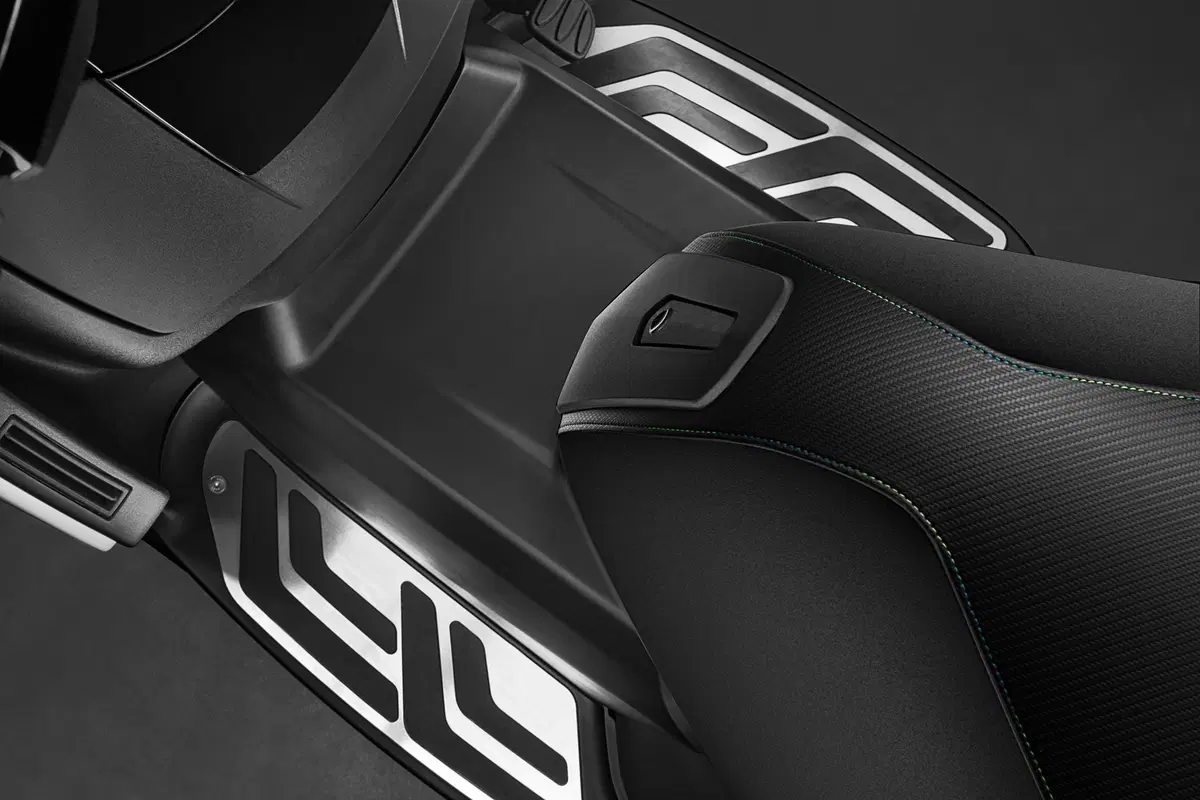Peugeot concept e-Metropolis, uno scooter 3 ruote per i 120 anni del marchio (2)