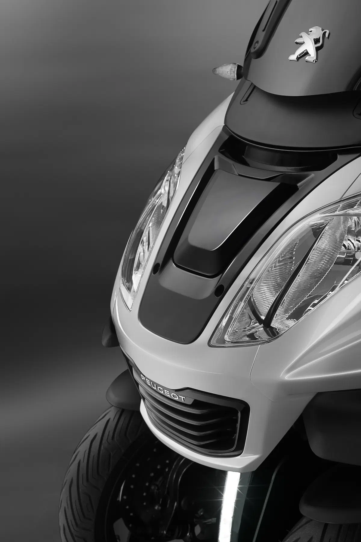 Peugeot concept e-Metropolis, uno scooter 3 ruote per i 120 anni del marchio (4)