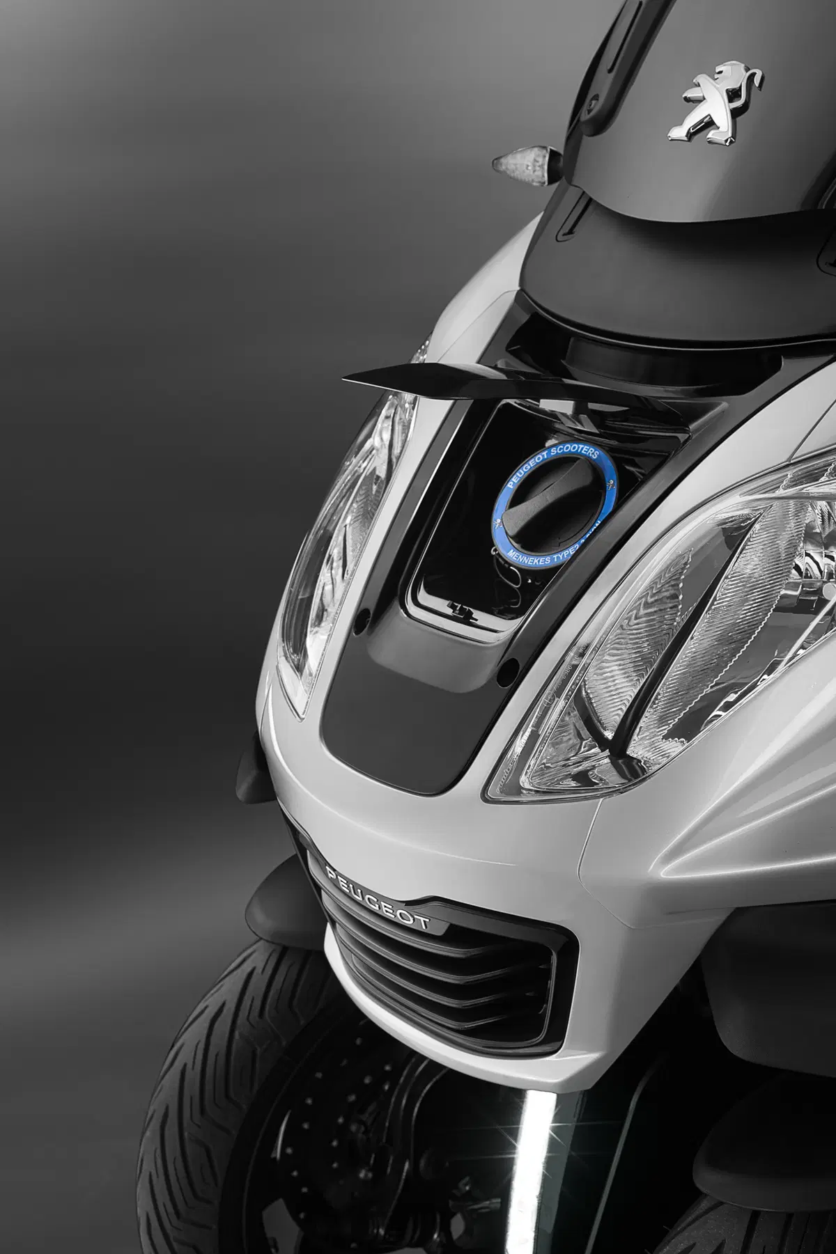 Peugeot concept e-Metropolis, uno scooter 3 ruote per i 120 anni del marchio (5)