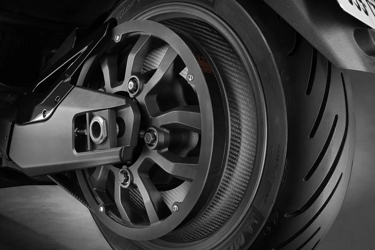 Peugeot concept e-Metropolis, uno scooter 3 ruote per i 120 anni del marchio (6)
