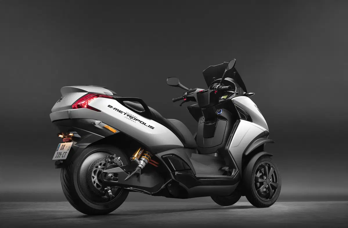 Peugeot concept e-Metropolis, uno scooter 3 ruote per i 120 anni del marchio (7)