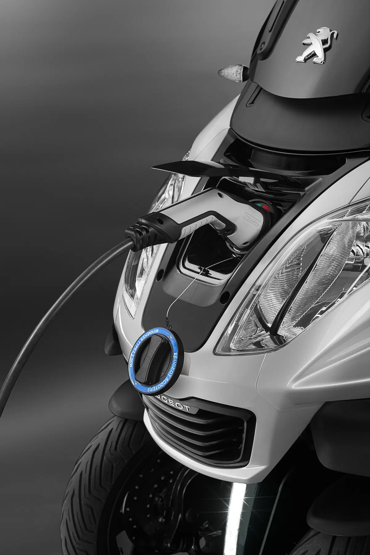 Peugeot concept e-Metropolis, uno scooter 3 ruote per i 120 anni del marchio (9)