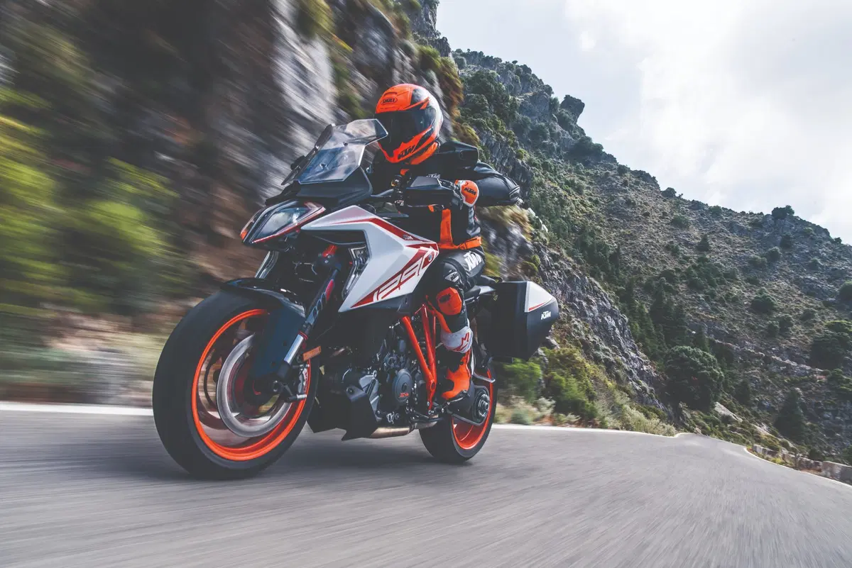 KTM 1290 Super Duke GT e 1290 Super Duke R 2019 presentate a Intermot (6)