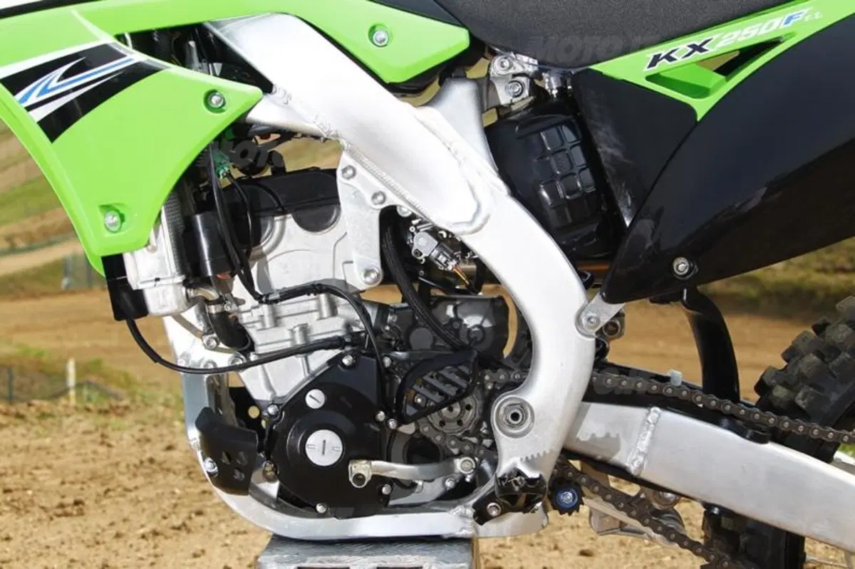 Kawasaki KX 250 F  (29)