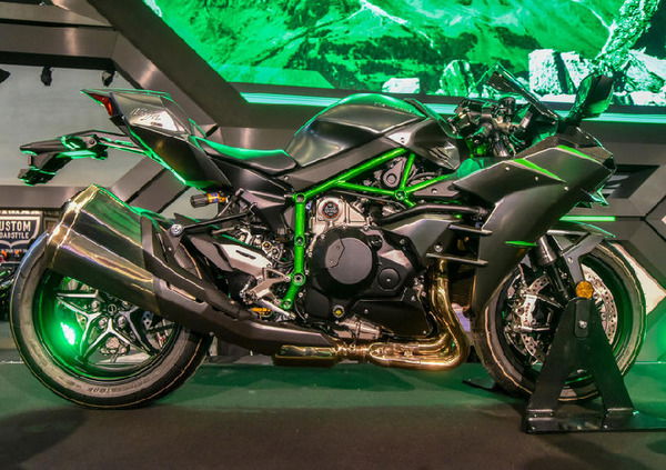 Kawasaki Ninja H2 2019: ancora più cavalli (VIDEO)