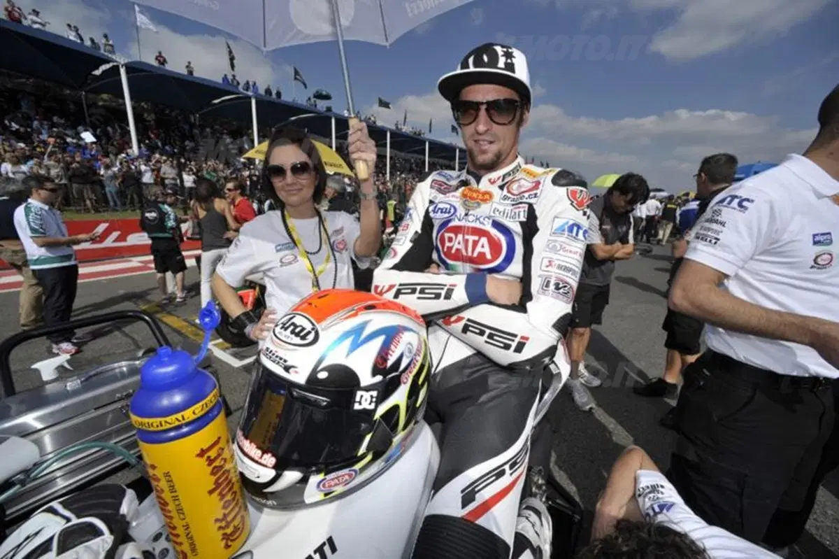 L'Aprilia RSV4 Pata con cui Smrz correrà a Brno (4)