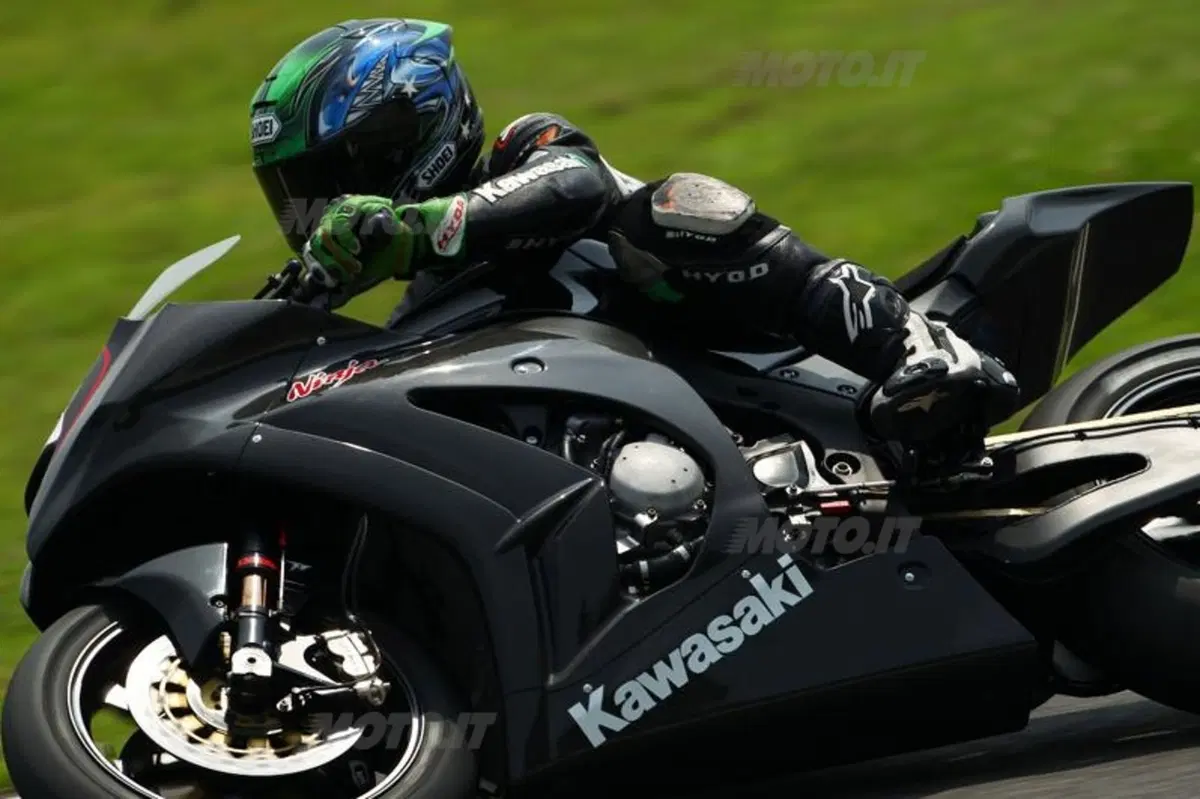 Kawasaki Ninja ZX-10R 2011. Due giorni di test in pista