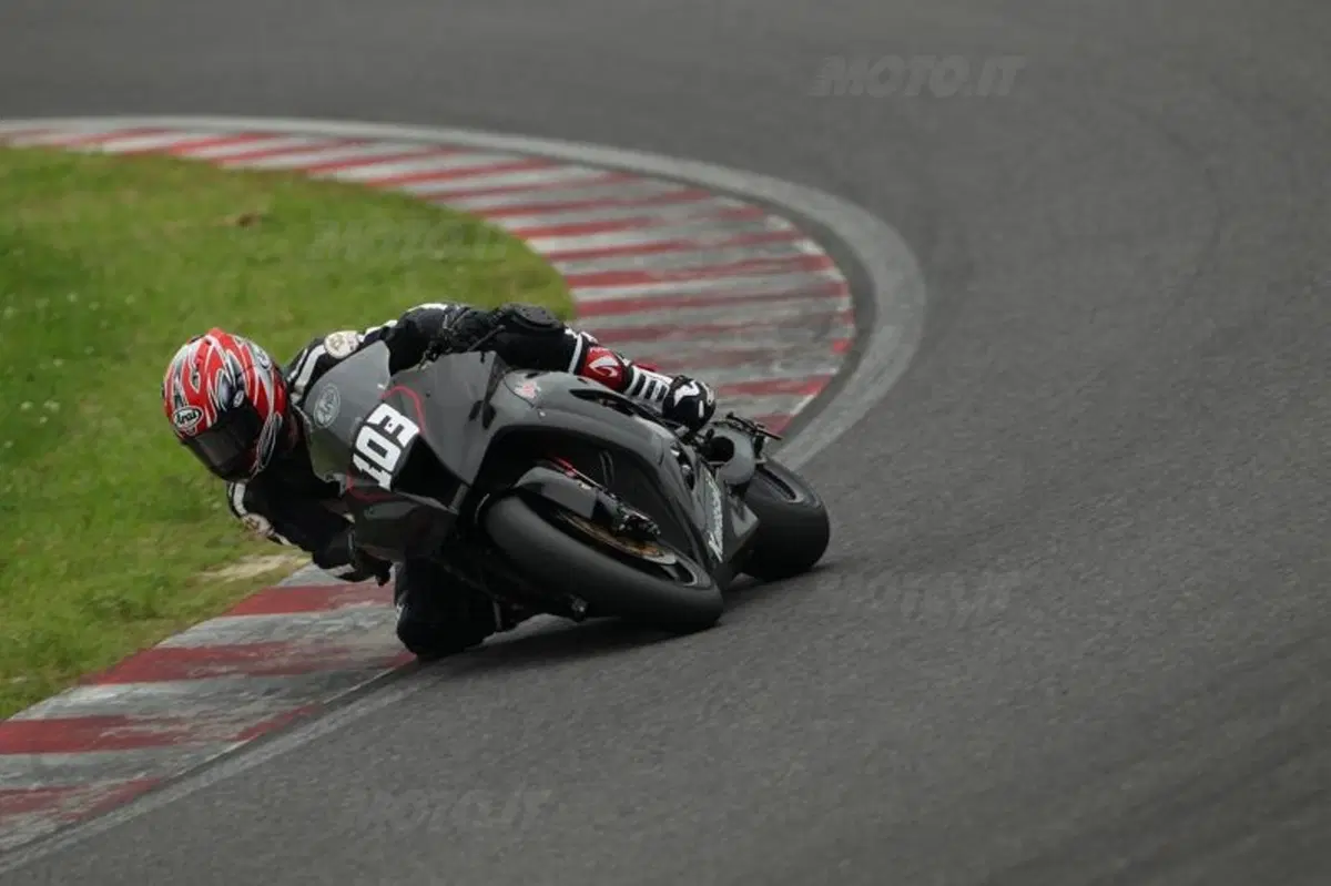Kawasaki Ninja ZX-10R 2011. Due giorni di test in pista (3)