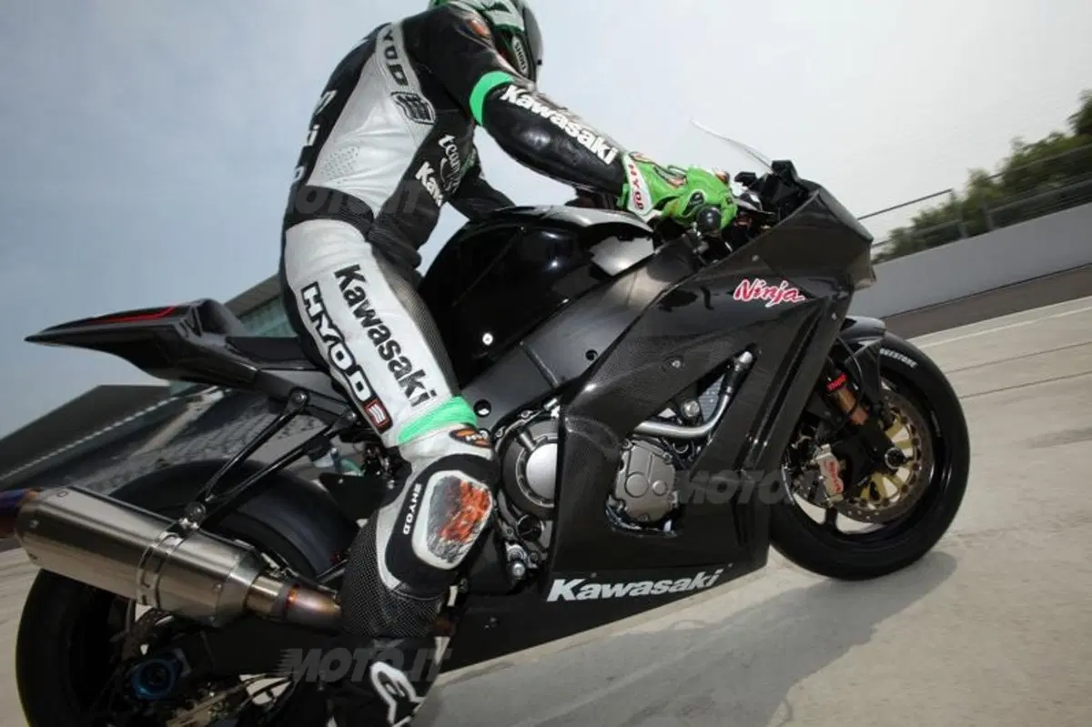 Kawasaki Ninja ZX-10R 2011. Due giorni di test in pista (4)