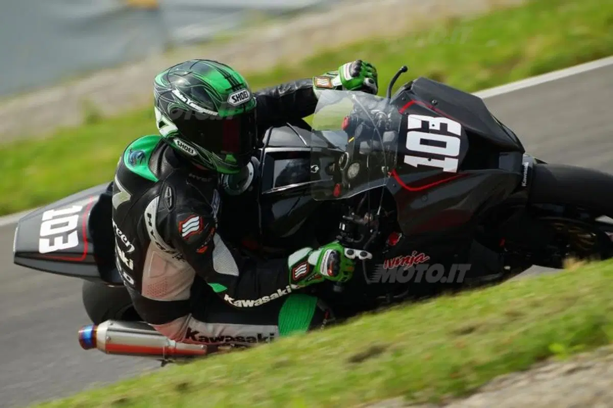 Kawasaki Ninja ZX-10R 2011. Due giorni di test in pista (7)