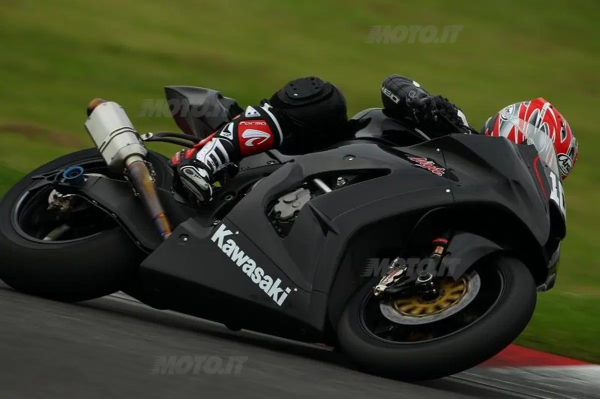 Kawasaki Ninja ZX-10R 2011. Due giorni di test in pista (9)