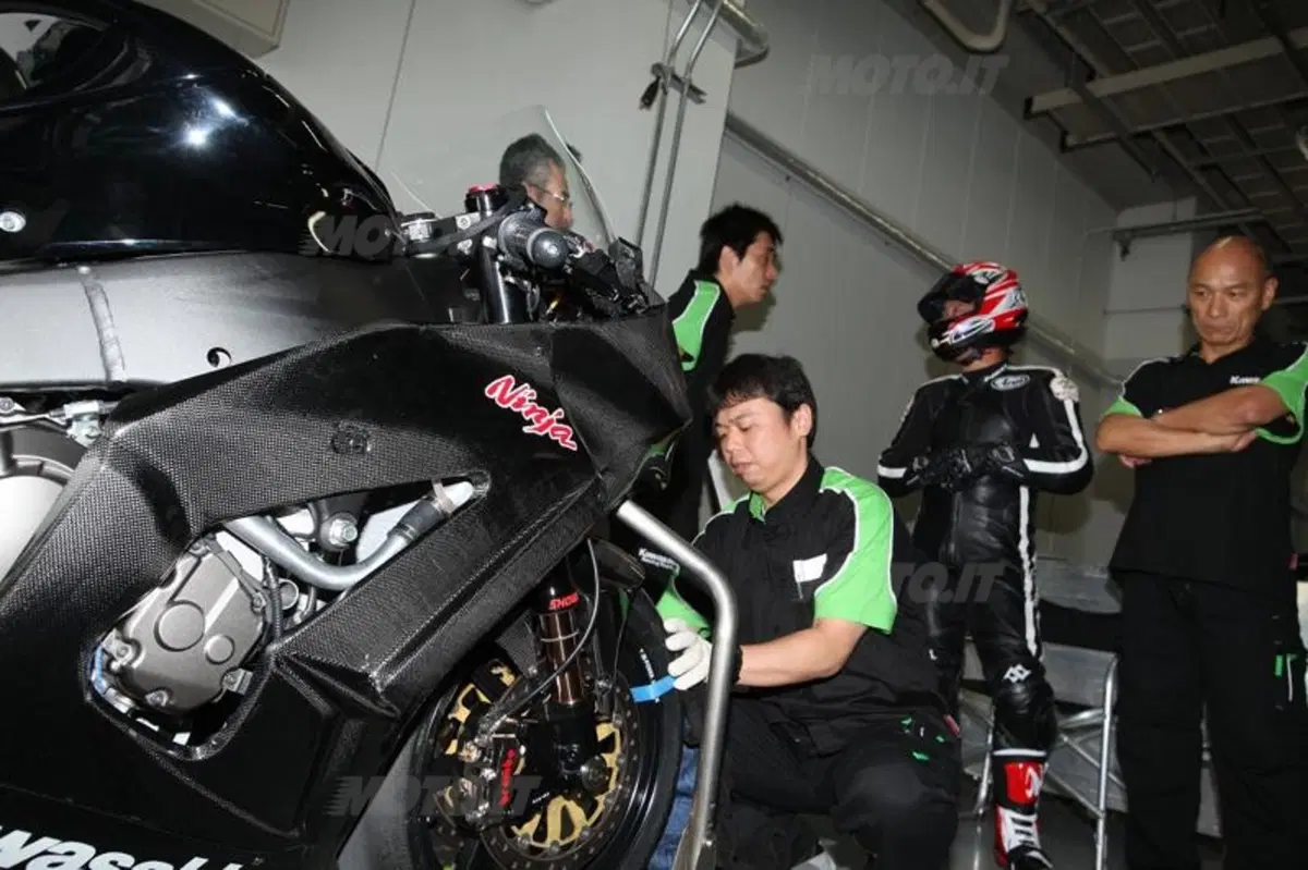 Kawasaki Ninja ZX-10R 2011. Due giorni di test in pista (10)