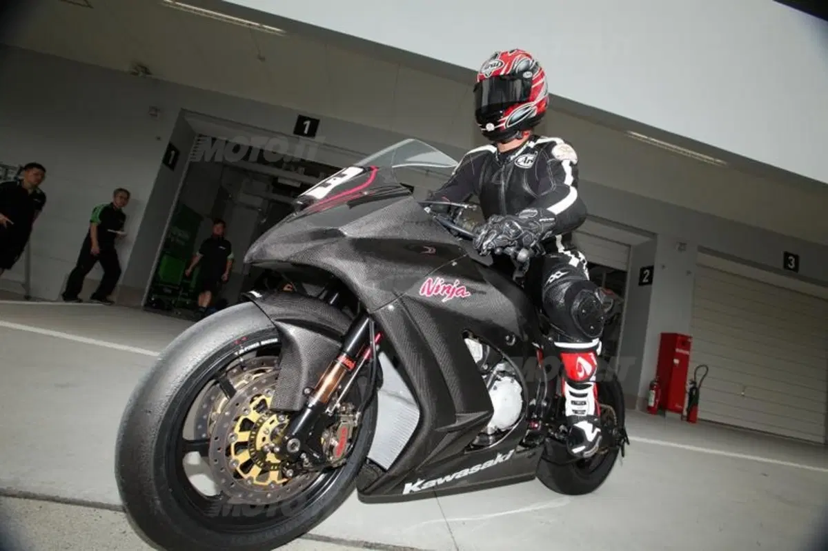 Kawasaki Ninja ZX-10R 2011. Due giorni di test in pista (11)