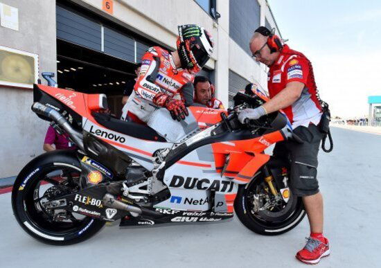 MotoGP 2018. Dovizioso primo nelle FP2 a Buriram. Brutta caduta di Lorenzo