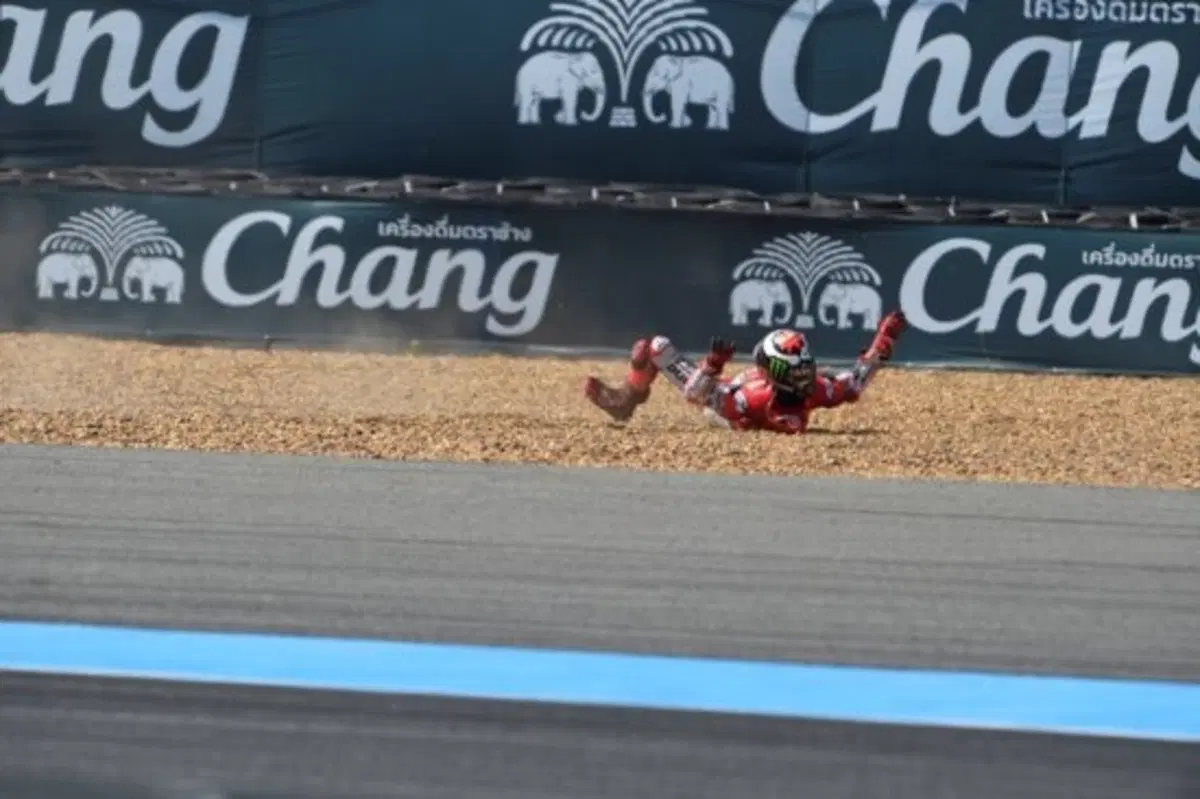 MotoGP 2018. Lorenzo: 'Caduto per un problema tecnico' (8)