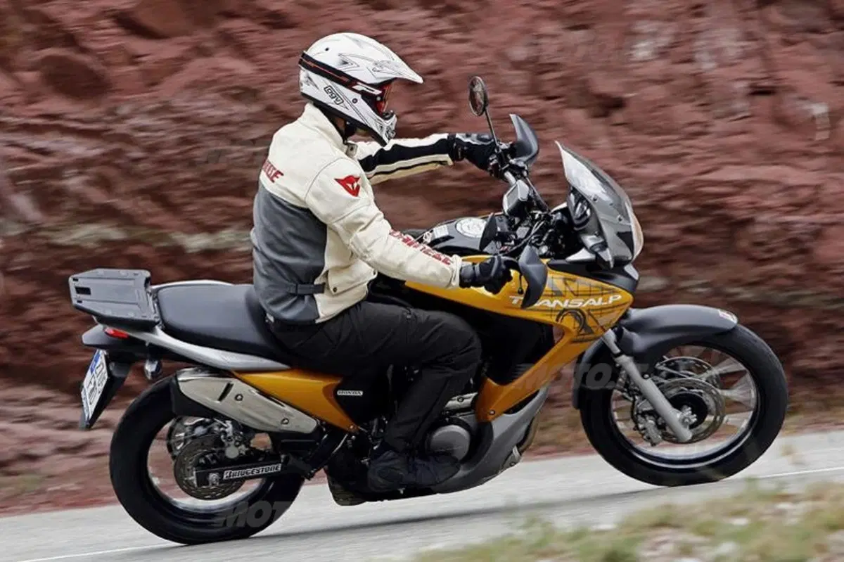 Guida alla Honda Transalp (15)